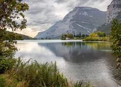 Góry i Lago di Toblino we Włoszech