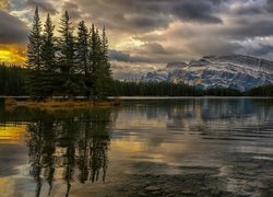 Góry, Mount Rundle, Jezioro, Two Jack Lake, Drzewa, Park Narodowy Banff, Prowincja Alberta, Kanada