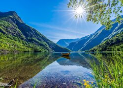Góry, Jezioro, Łódka, Promienie słońca, Wieś Skjolden, Gmina Luster, Hrabstwo Vestland, Norwegia