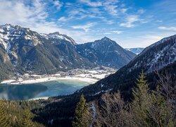 Góry i oblodzone jezioro Achensee