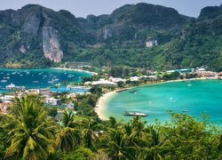 Góry i plaże na wyspie Koh Phi Phi