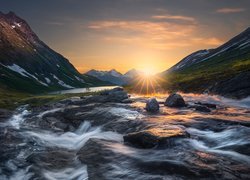 Góry i rzeka w dolinie Romsdalen o wschodzie słońca