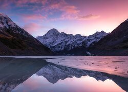 Góry i zamarznięte brzegi jeziora Hooker Lake w Nowej Zelandii