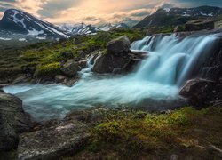 Norwegia, Góry Jotunheimen, Rzeka, Wodospad, Skały, Chmury