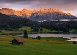 Góry Karwendel, Jezioro Geroldsee, Lasy, Drzewa, Domy, Chmury, Miejscowość Krun, Bawaria, Niemcy