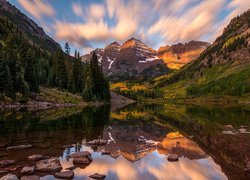 Stany Zjednoczone, Stan Kolorado, Góry Skaliste, Szczyty Maroon Bells, Jezioro Maroon Lake, Jesień, Drzewa