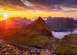 Góry na Lofotach w promieniach słońca