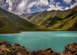 Góry nad jeziorem Kol-Tor w Kirgistanie