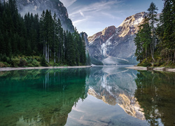 Góry odbijają się w jeziorze Pragser Wildsee