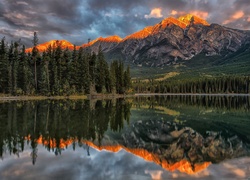 Kanada, Park Narodowy Jasper, Góry, Jezioro Pyramid Lake, Drzewa, Odbicie
