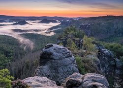 Góry Połabskie i zamglone lasy