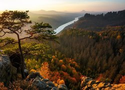 Góry Połabskie w Parku Narodowym Saskiej Szwajcarii jesienią