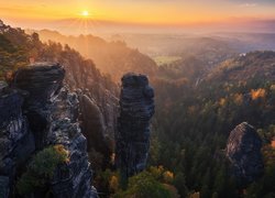 Niemcy, Park Narodowy Saskiej Szwajcarii, Góry Połabskie, Skały, Drzewa, Wschód słońca, Promienie słońca
