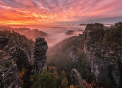 Góry Połabskie w wieczornej mgle