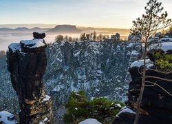 Góry Połabskie, Skały, Drzewa, Śnieg, Most, Formacja Bastei, Park Narodowy Saskiej Szwajcarii, Niemcy