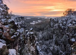 Zima, Skały, Góry Połabskie, Drzewa, Zachód słońca, Park Narodowy Saskiej Szwajcarii, Niemcy