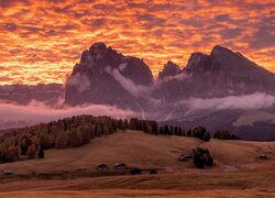 Dolomity, Góry, Sassolungo, Drewniane, Domki, Drzewa, Jesień, Mgła, Zachód słońca, Chmury, Płaskowyż, Seiser Alm, Dolina, Val Gardena, Włochy