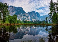 Góry Sierra Nevada i drzewa w Parku Narodowym Yosemite