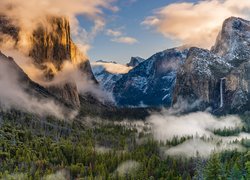 Góry, Mgła, Wodospad, Yosemite Valley, Drzewa, Park Narodowy Yosemite, Kalifornia, Stany Zjednoczone