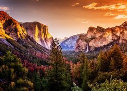Góry Sierra Nevada w jesiennym Parku Narodowym Yosemite