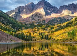 Góry Skaliste, Szczyty Maroon Bells, Jezioro Maroon Lake, Odbicie, Drzewa, Chmury, Stan Kolorado, Stany Zjednoczone