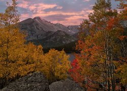 Góry Skaliste wyłaniające się zza jesiennych drzew