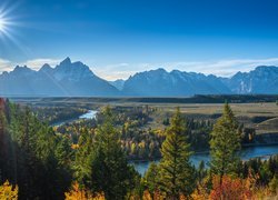 Park Narodowy Grand Teton, Góry, Teton Range, Las, Drzewa, Chmury, Rzeka, Snake River, Promienie słońca, Stan Wyoming, Stany Zjednoczone