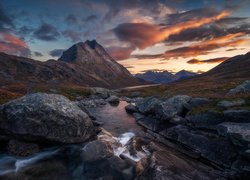 Góry w norweskiej dolinie Romsdalen