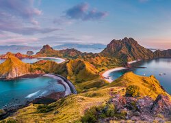 Indonezja, Wyspa Bali, Park Narodowy Komodo, Góry, Skały, Rośliny, Morze, Łódź