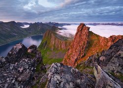Góry, Morze, Chmury, Mgła, Szczyty, Góra Husfjellet, Wyspa Senja, Norwegia