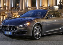 Maserati Ghibli GranLusso, Przód, Bok