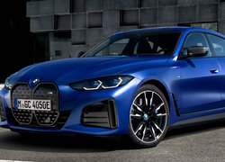 Granatowe BMW i4 M50