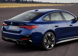 Granatowe BMW M440i Gran Coupe