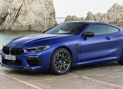 Granatowe BMW M8