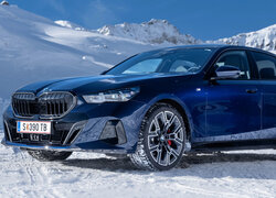 Granatowe BMW Seria 5 M Sport