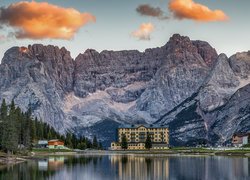Grand Hotel Misurina nad jeziorem Lago di Misurina we włoskich Dolomitach