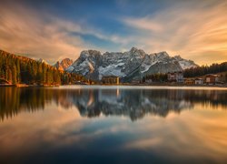 Dolomity, Jezioro Misurina, Grand Hotel Misurina, Domy, Cortina dAmpezzo, Region Cadore, Włochy