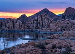 Granitowe skały wokół jeziora Watson Lake w Prescott