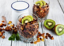 Śniadanie, Granola, Szklanki, Płatki, Kiwi, Rodzynki, Orzechy, Łyżeczka, Mleko