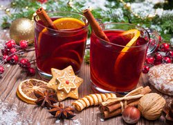 Grzane wino i strucla bożonarodzeniowa