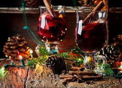 Grzane wino w szklankach z dekoracją świąteczną