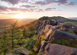 Anglia, Hrabstwo Staffordshire, Park Narodowy Peak District, Grzbiet górski The Roaches, Wzgórze, Skały, Wschód słońca