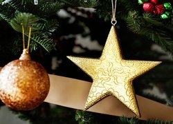 Gwiazdka i bombka w świątecznej dekoracji