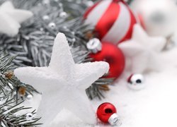 Gwiazdki i bombki w świątecznej dekoracji na śniegu