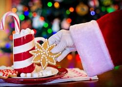 Gwiazdkowy świąteczny piernik podany ręką Mikołaja