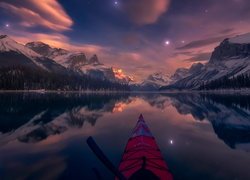 Jezioro, Maligne Lake, Kajak, Góry, Canadian Rockies, Zmierzch, Gwiazdy, Zima, Park Narodowy Jasper, Alberta, Kanada