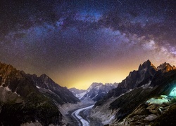 Gwiaździste niebo nad Chamonix-Mont-Blanc we Francji