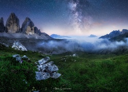 Włochy, Góry Dolomity, Tre Cime di Lavaredo, Mgła, Kamienie, Trawa, Mleczna droga