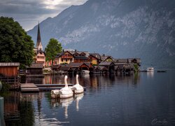 Hallstatt nad górskim jeziorem Hallstattersee