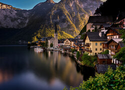 Austria, Miasteczko, Hallstatt, Góry, Alpy Salzburskie, Jezioro Hallstattersee, Domy, Kościół, Drzewa